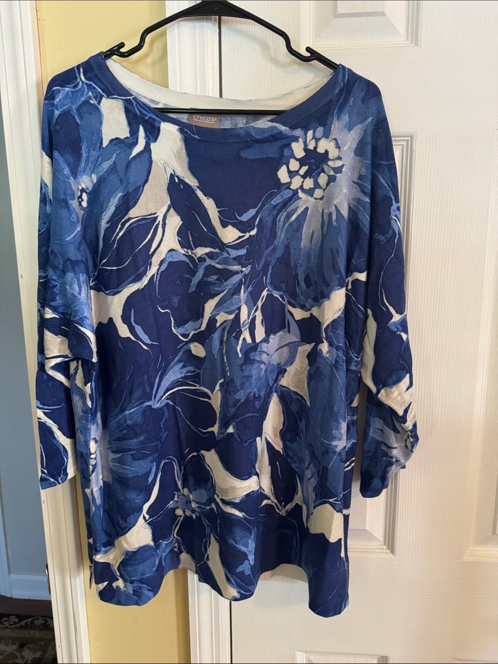 Chico's Size 3 Navy and White Floral Long-Sleeve Scoop Neck Sweater